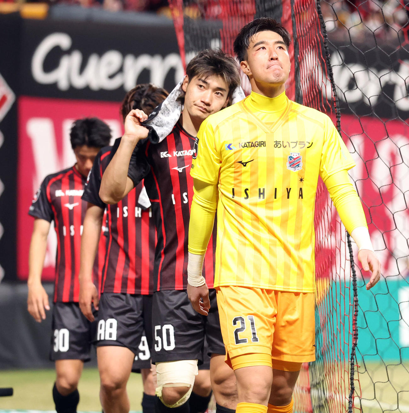札幌対浦和　浦和に敗れ引き揚げる札幌GK阿波加（右手前）（撮影・佐藤翔太）