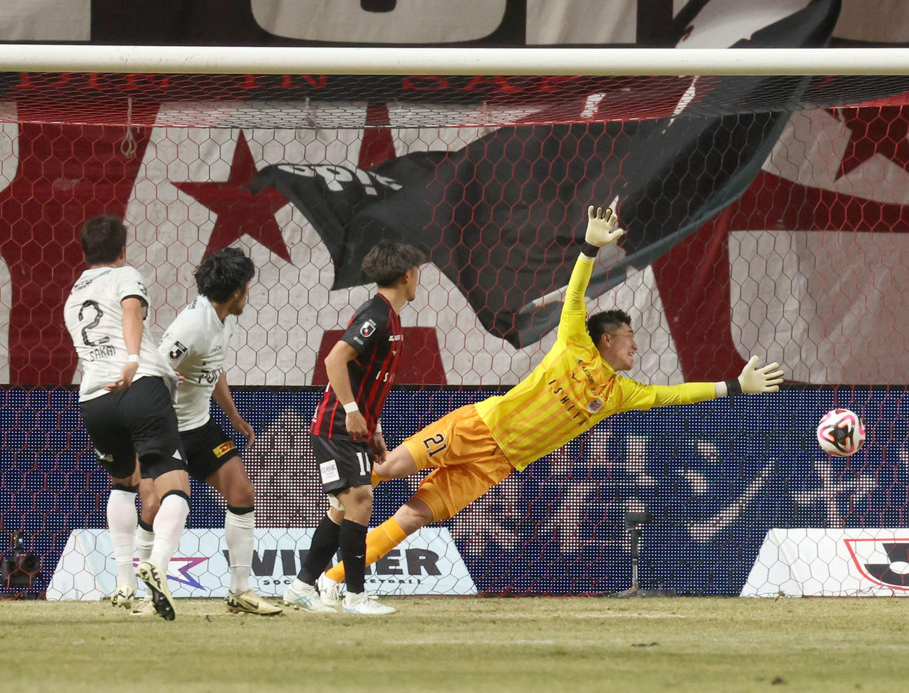 札幌対浦和　前半、浦和酒井（左手前）にゴールを決められる札幌GK阿波加（撮影・佐藤翔太）