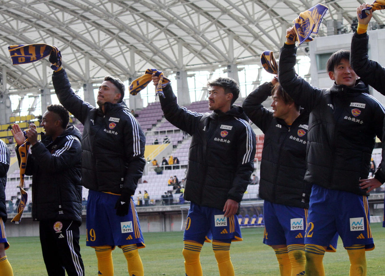仙台対水戸　サポーターと勝利の喜びを分かち合う仙台MF相良（左から4人目）ら仙台イレブン（撮影・木村有優）
