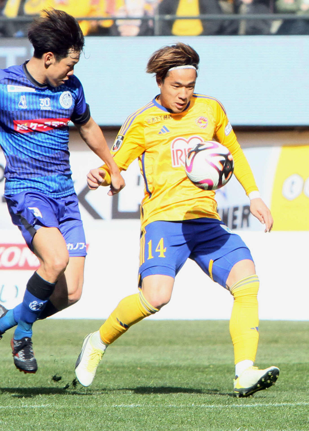 仙台対水戸　後半31分、相手と競り合いながら、ループシュートを放ち、決勝点を挙げる仙台MF相良（右）（撮影・木村有優）