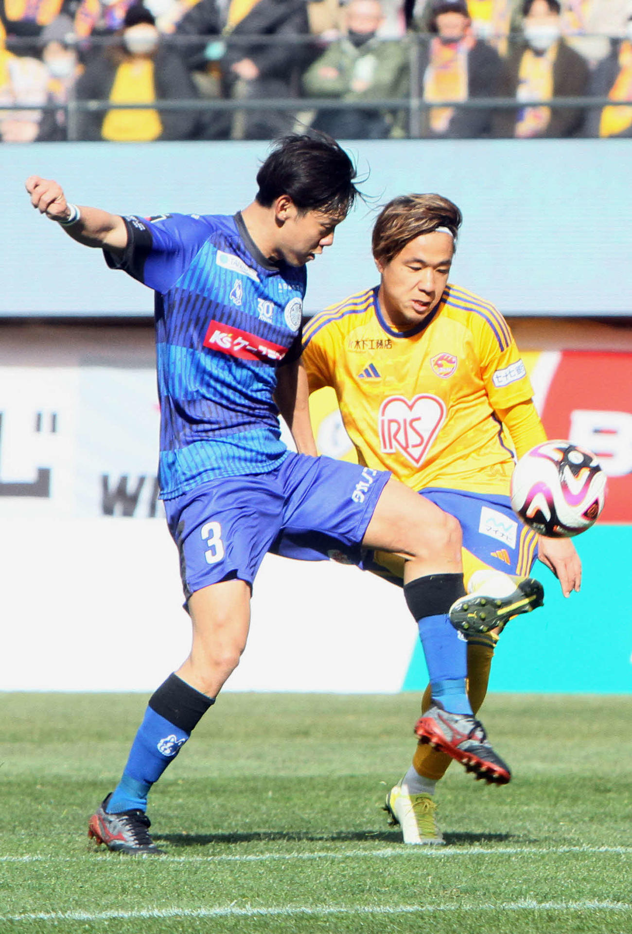 後半31分、水戸DF大崎（左）と競り合いながら、決勝のループシュートを放つ仙台MF相良（撮影・木村有優）