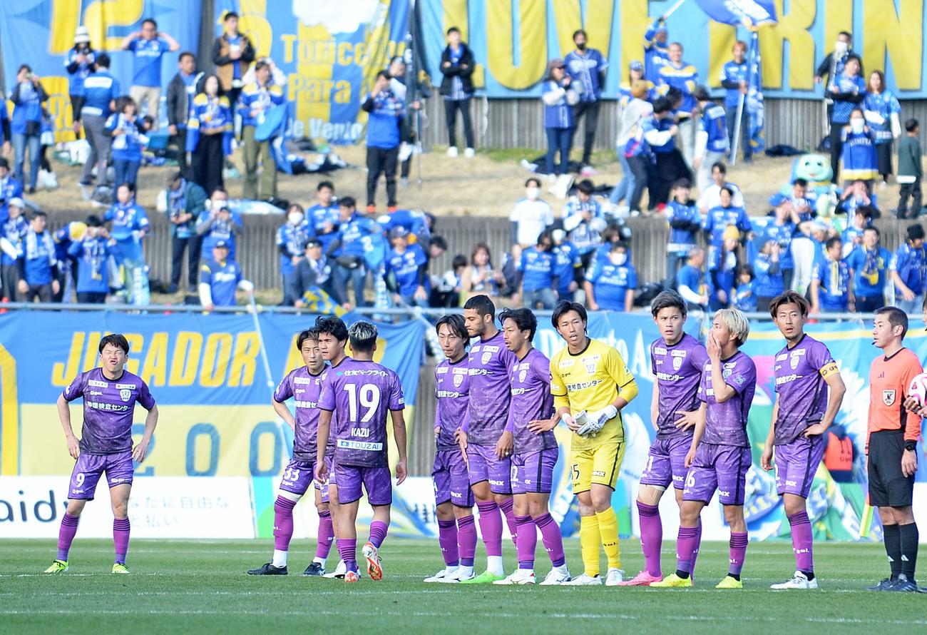 3試合連続無得点に終わり、肩を落とす藤枝の選手たち