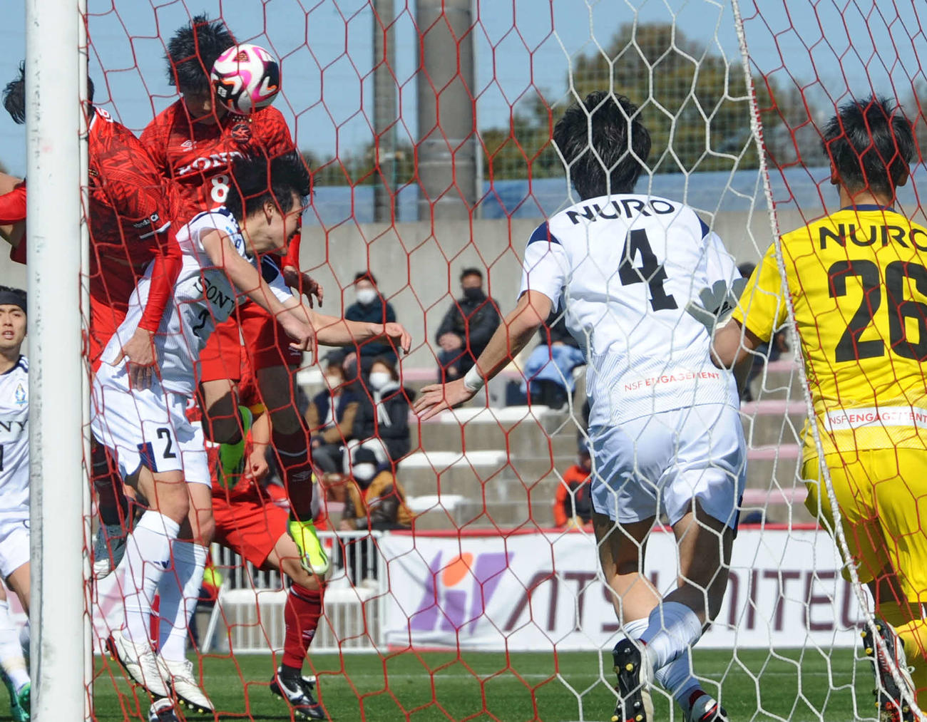 前半40分、頭で先制点を決めるホンダFC・MF佐々木（左奥）