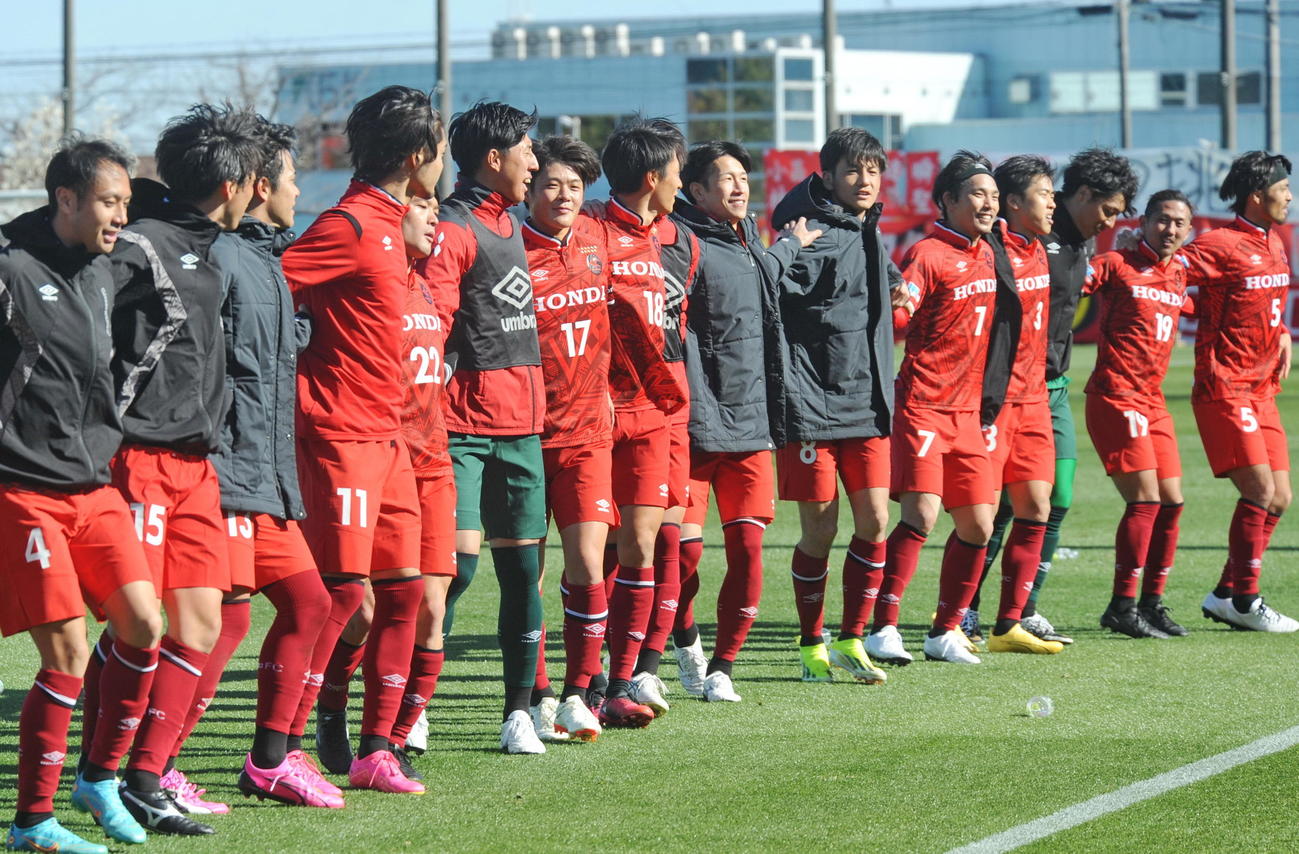 試合後、勝利の「勝ちロコ」を踊るホンダFCイレブン　