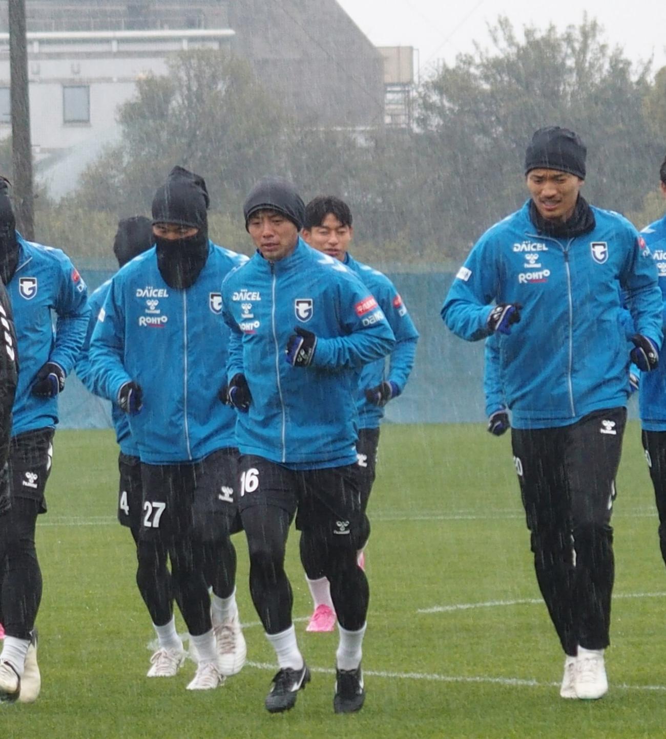 ランニングするG大阪MF鈴木徳真（中央）（撮影・永田淳）