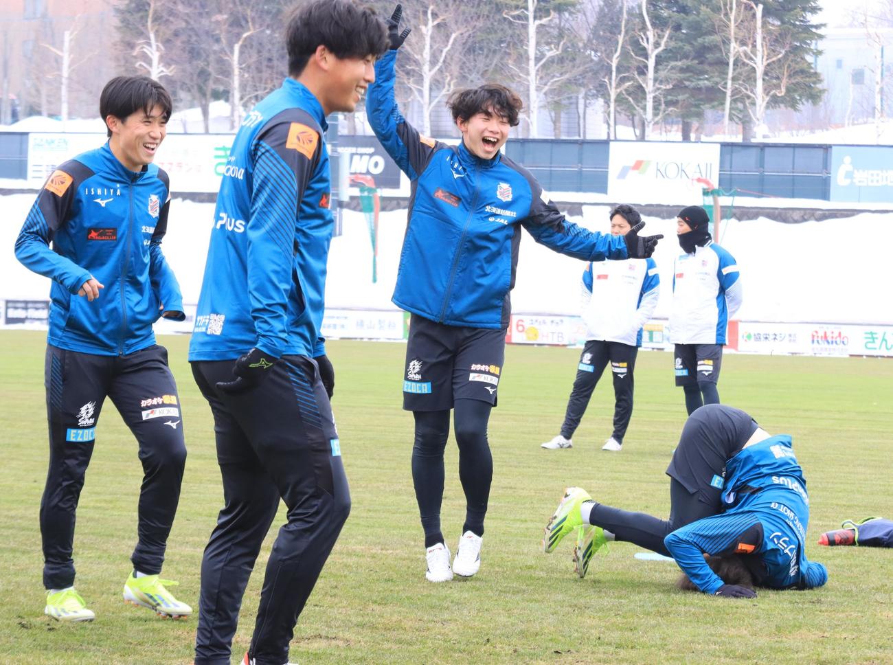 札幌・宮の沢白い恋人サッカー場で初練習した札幌原（左端）と田中克（左から3人目）（撮影・保坂果那）