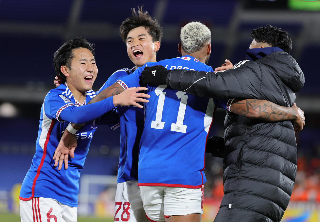横浜対山東　後半、横浜アンデルソン・ロペス（右から2人目）の先制ゴールを喜ぶ、左から渡辺、山根（撮影・野上伸悟）