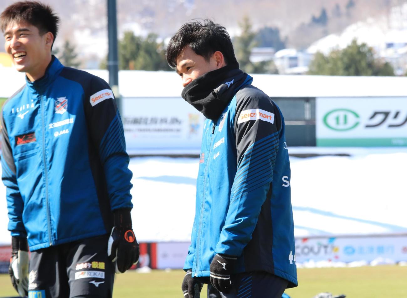 町田戦に向けて練習する札幌スパチョーク（右）（撮影・保坂果那）