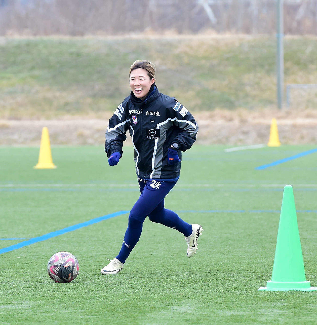 笑顔で練習に臨む新潟レディース川村