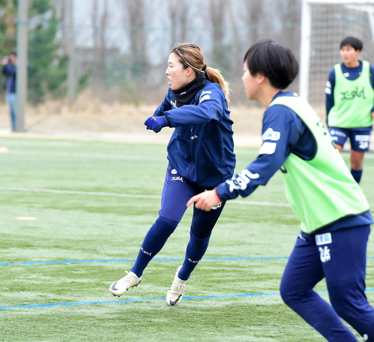 16日のホーム戦に向け、調整を進める新潟レディース川村（左）