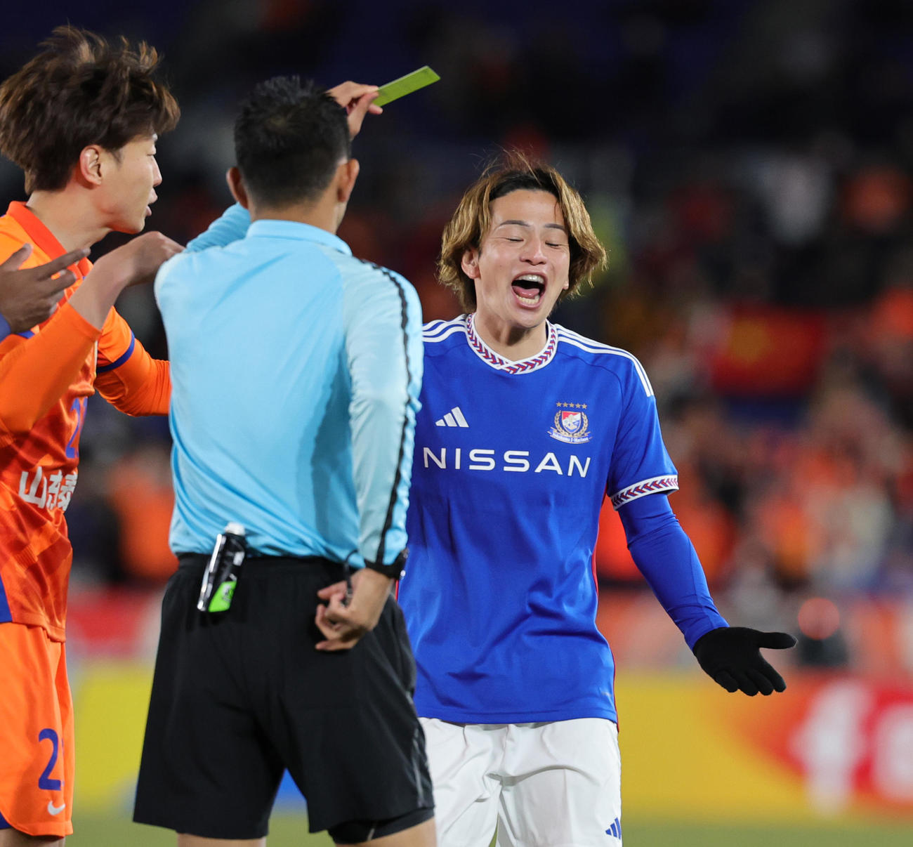 横浜対山東　後半、2枚目のイエローカードで退場となる横浜永戸（撮影・野上伸悟）
