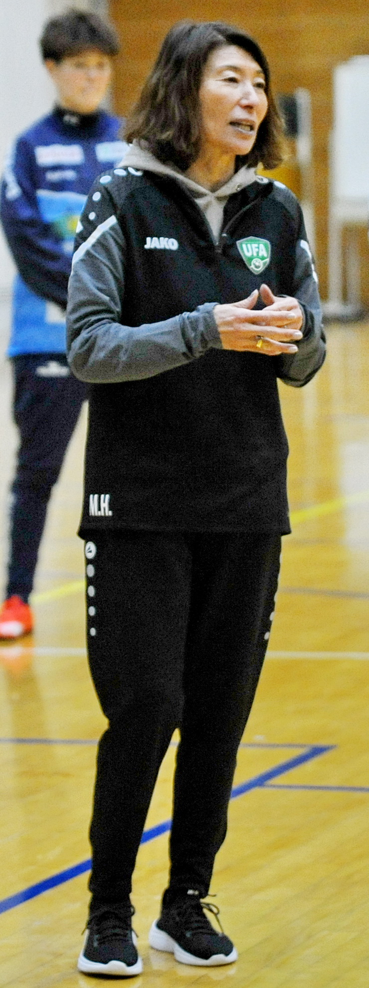 選手にアドバイスを送る静岡SSUボニータの本田美登里監督（手前）　