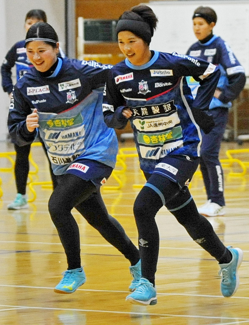 新主将のDF塩沢（右）と前主将のDF山田優衣