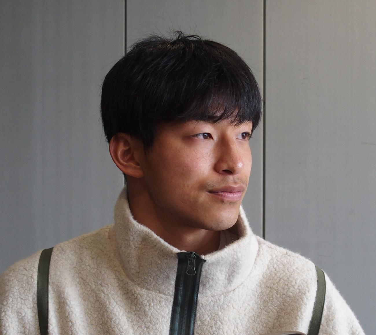非公開練習後に取材対応するG大阪DF半田陸（撮影・永田淳）