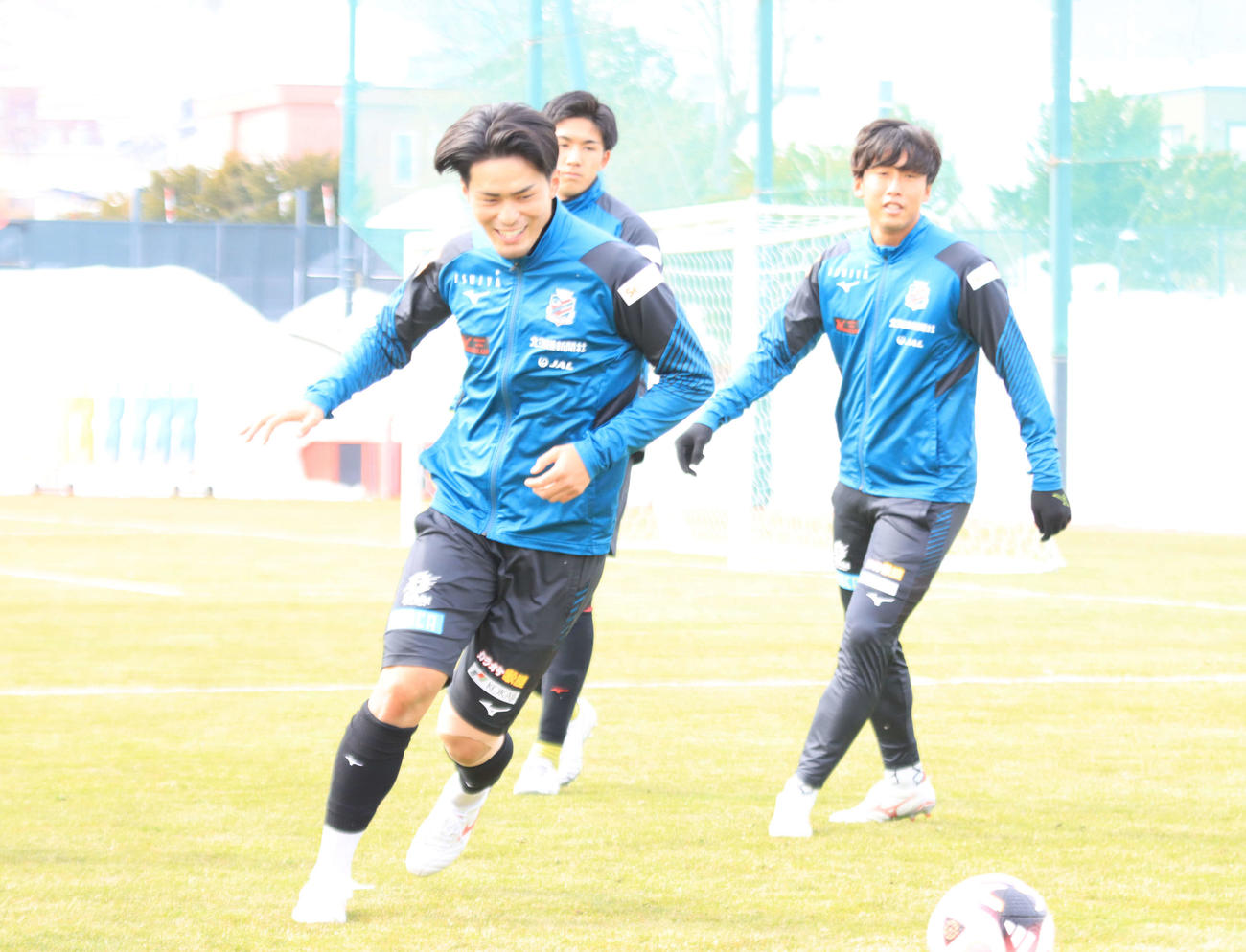 町田戦前日練習に参加する札幌馬場（左）（撮影・保坂果那）