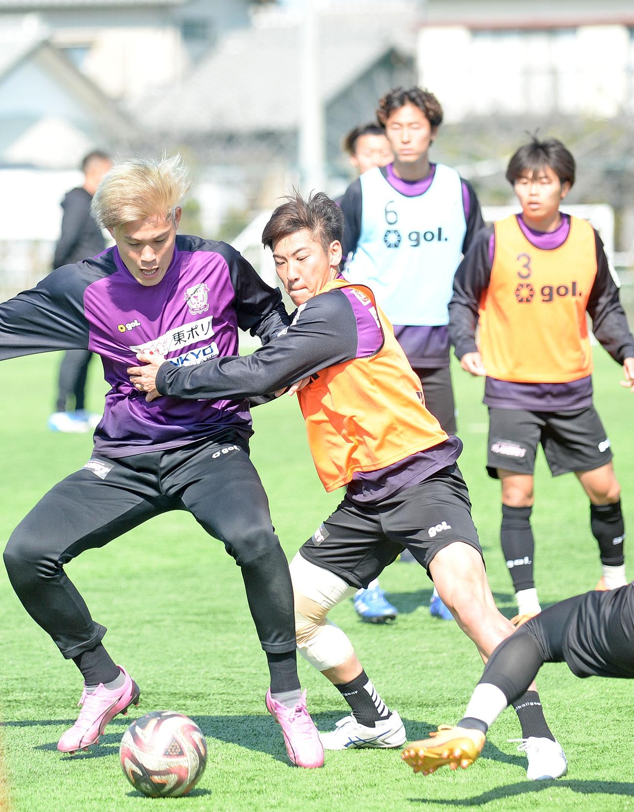 球際で激しく競り合う藤枝杉田（左から2人目）と中島