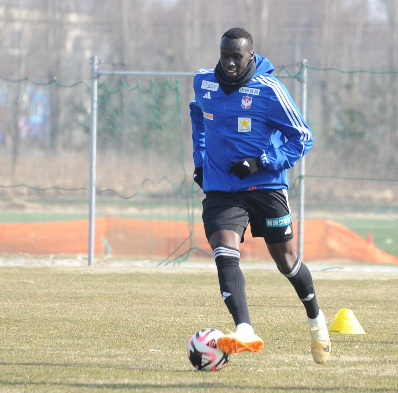 東京V戦前日練習でドリブルするトーマス・デン