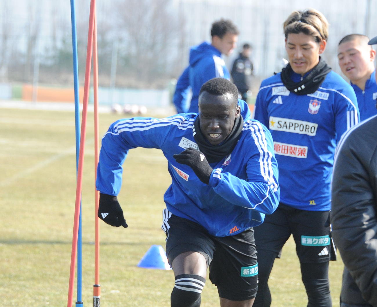 東京V戦前日練習で汗を流すトーマス・デン（左）