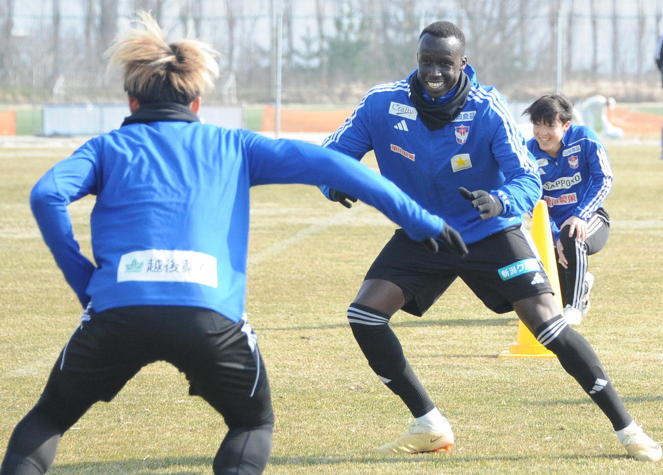 東京V戦前日練習で笑顔を見せながら汗を流すトーマス・デン（中央）