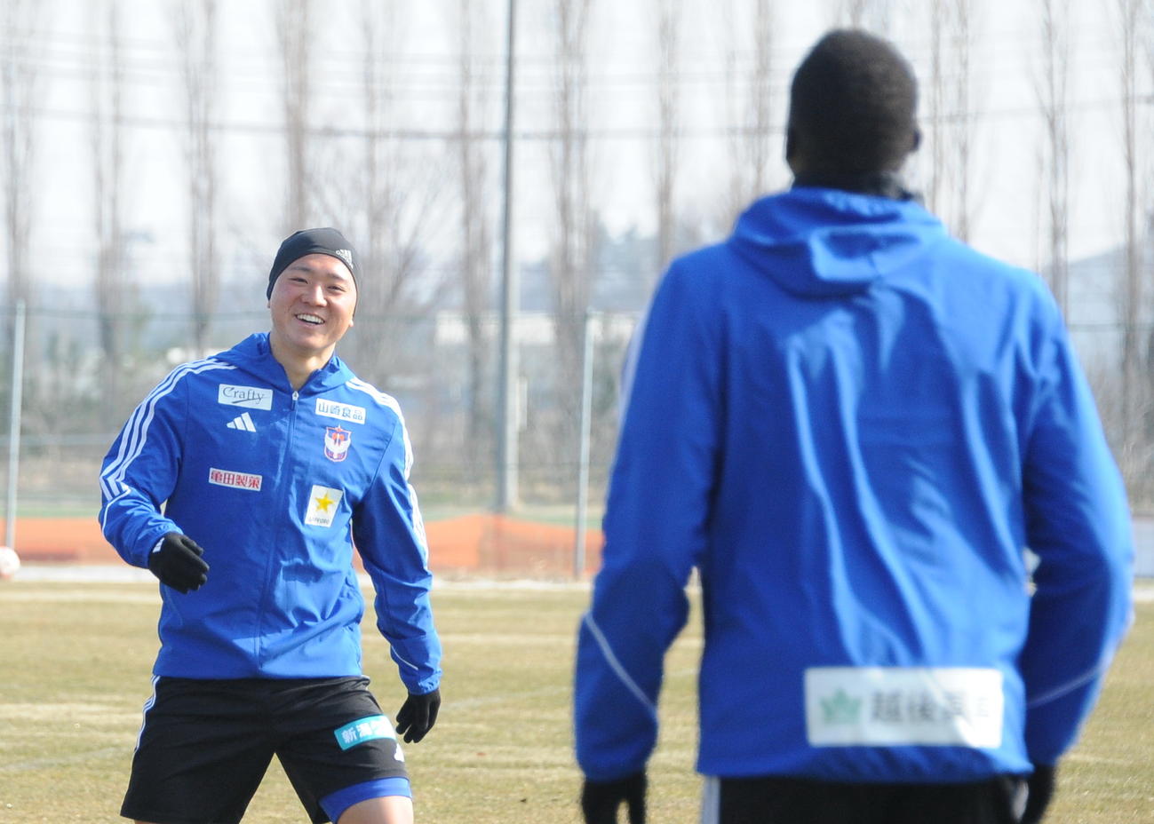 東京V戦前日練習で笑顔を見せる小見（左）