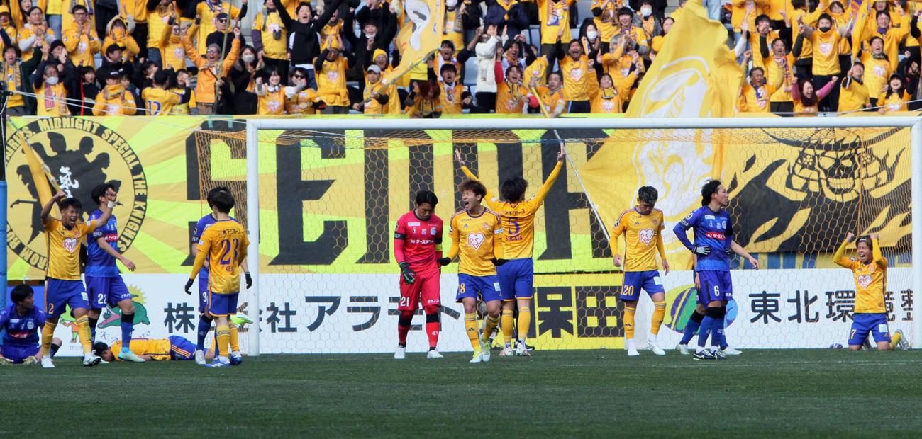 10日、勝利の瞬間、ガッツポーズで喜ぶ工藤（右端）
