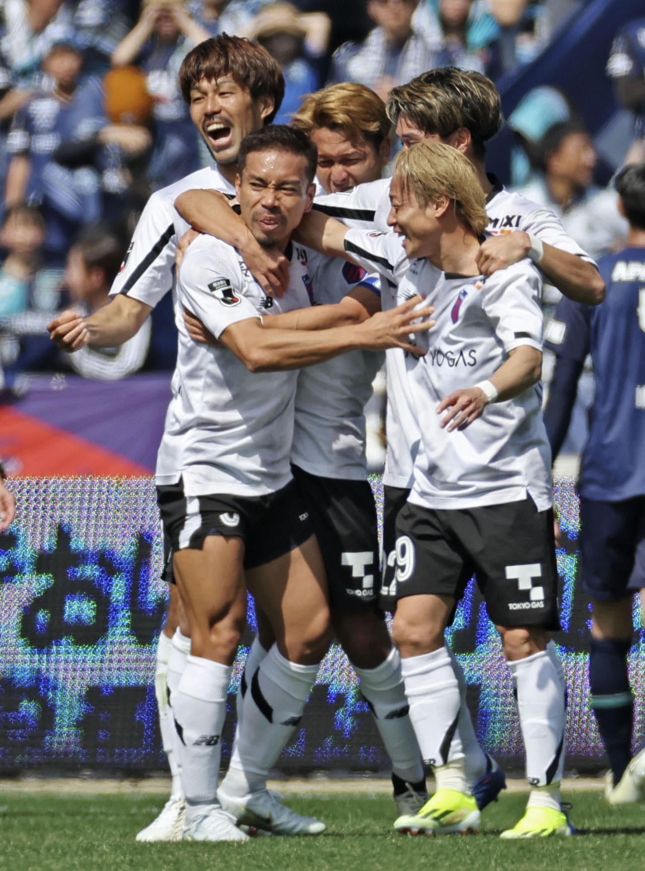 福岡対FC東京　前半、先制ゴールを決め、祝福されるFC東京・長友（手前左）（共同）