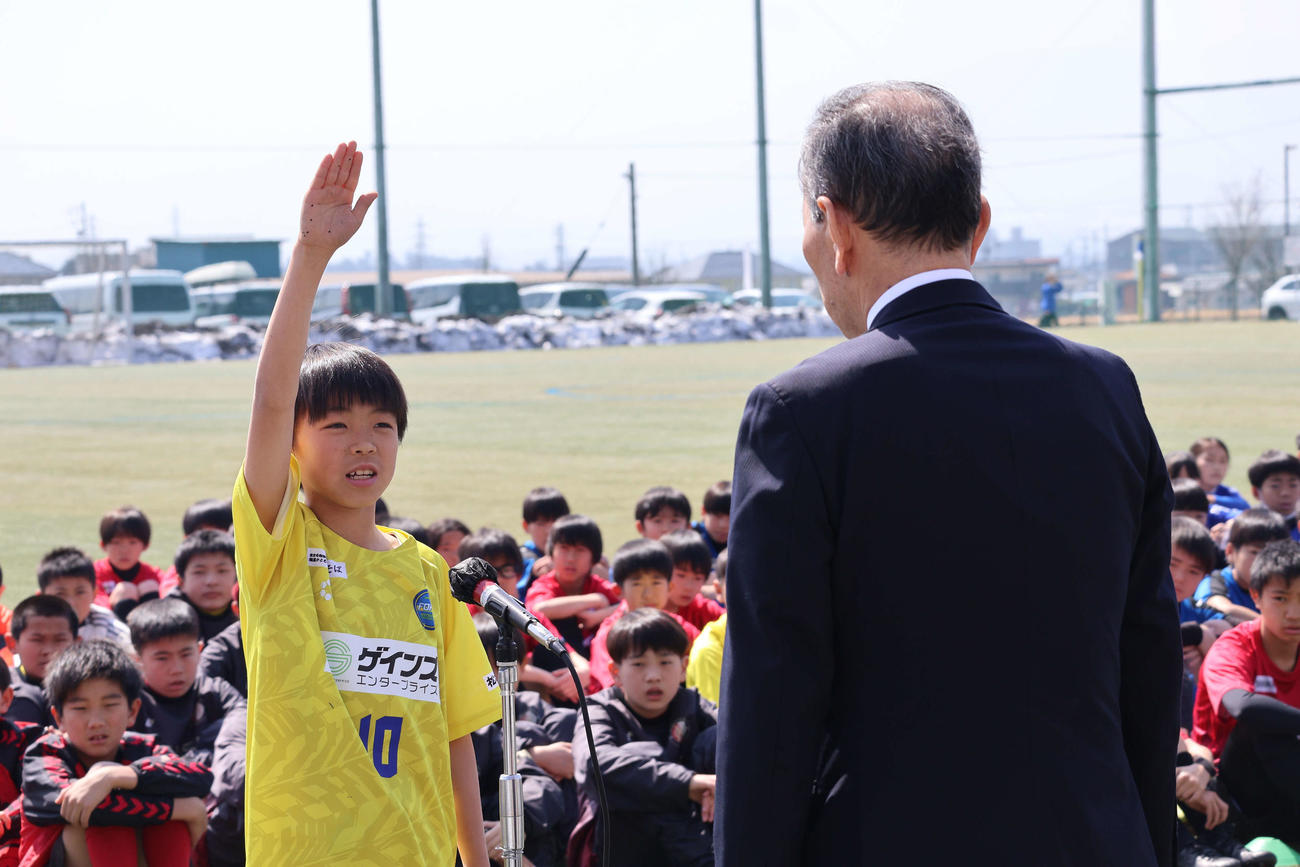 第1日、開会式で選手宣誓するフォルツァ松本の宮下貫正キャプテン（左）