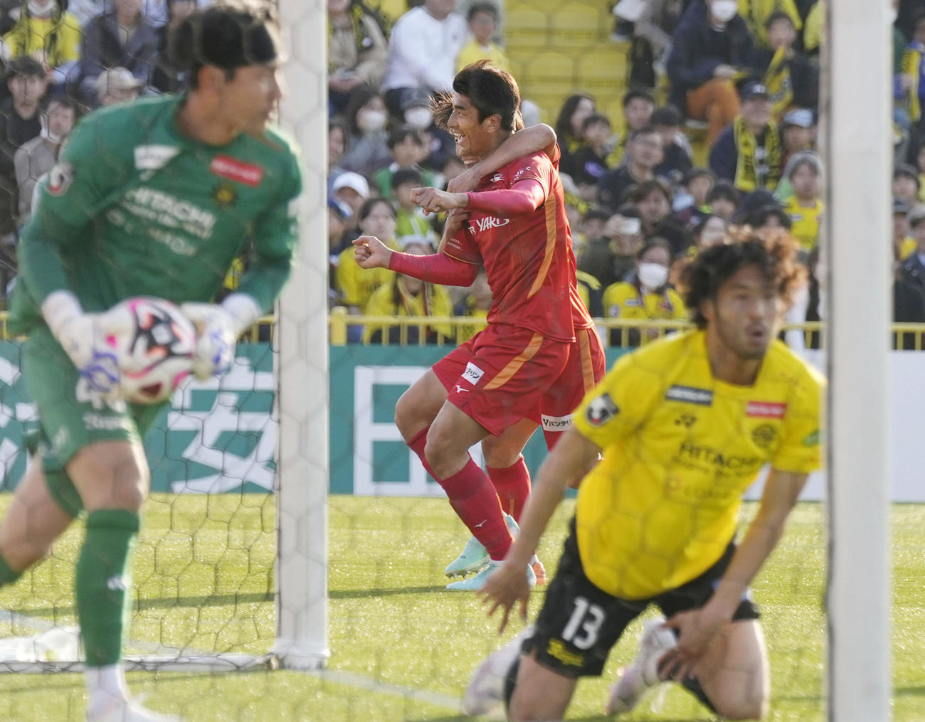 柏―名古屋　後半、チーム2点目のゴールを決め、駆け出す名古屋・河昌来（中央）。GK松本＝三協F柏(共同)