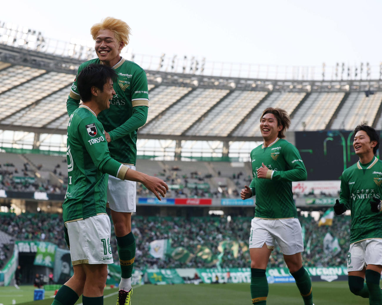 東京V対新潟　前半、直接FKを決め、チームメートと喜ぶ東京V山田楓（左）（撮影・宮地輝）
