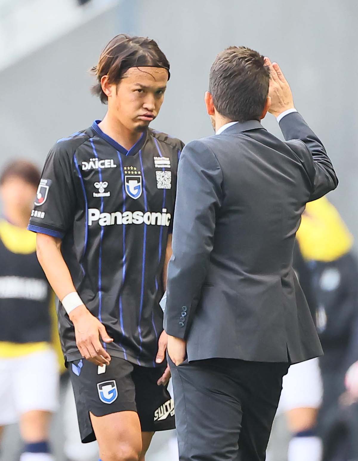 G大阪対磐田　後半、途中交代のG大阪宇佐美（左）はポヤトス監督とハイタッチしてピッチを離れる（撮影・上田博志）