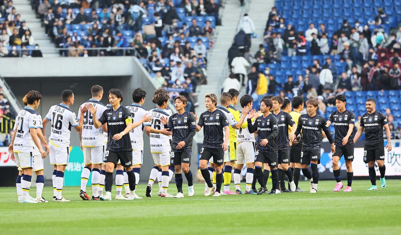G大阪対磐田　勝利したG大阪イレブン（右）は磐田イレブンと健闘をたたえ合う（撮影・上田博志）
