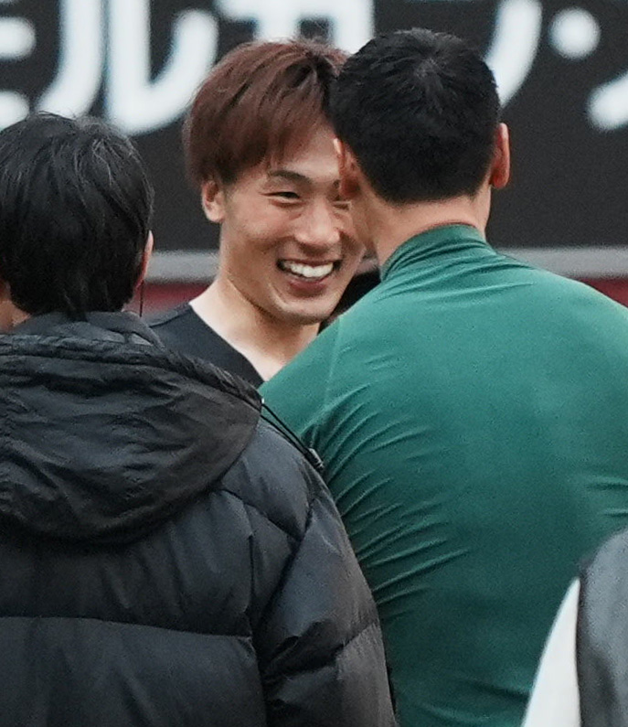 神戸対広島　試合後、ユニホームを行う広島GK大迫（後方）と神戸GK前川（右）（撮影・清水貴仁）
