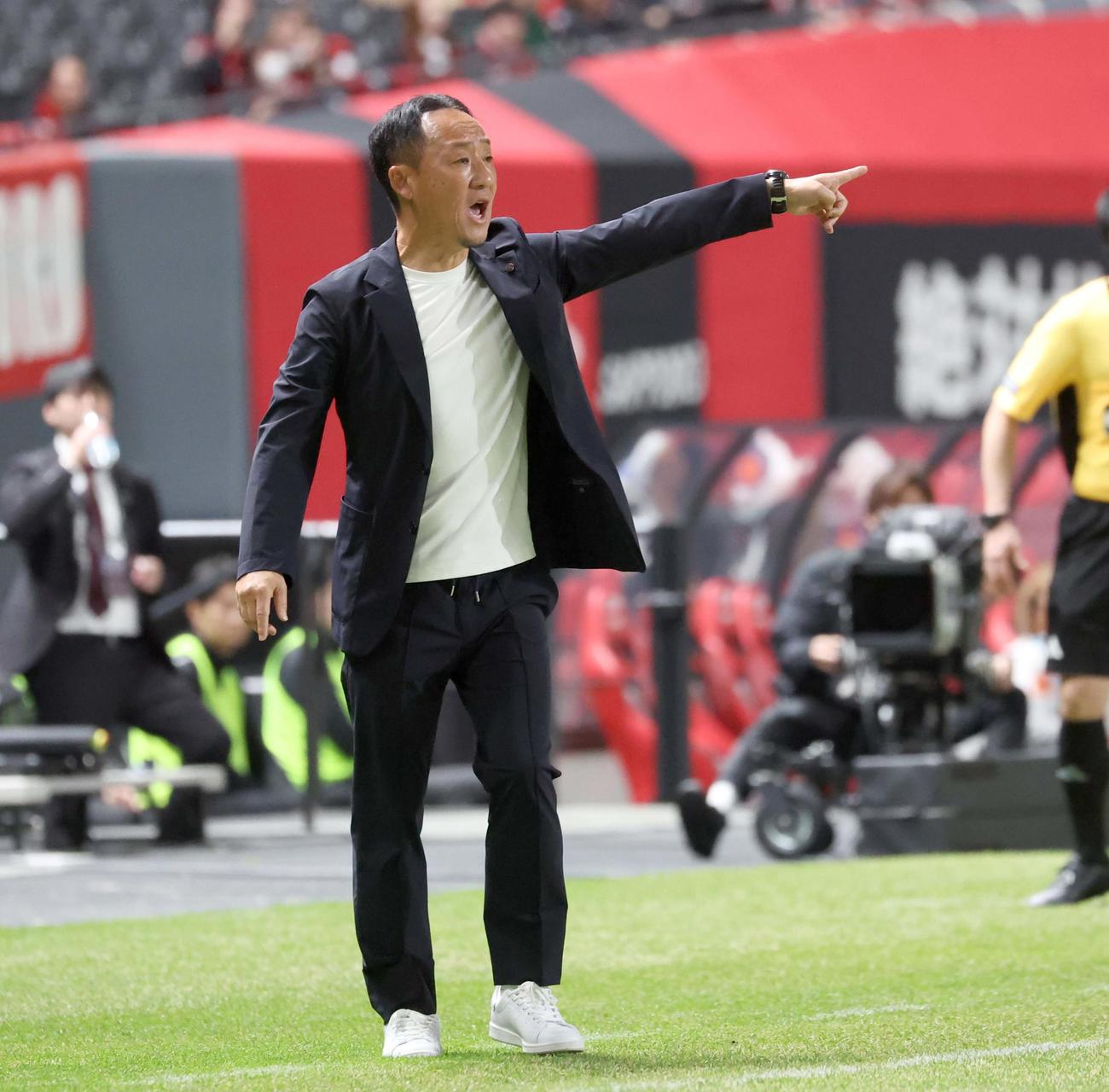 札幌対町田　選手に指示を出す町田黒田監督（撮影・黒川智章）