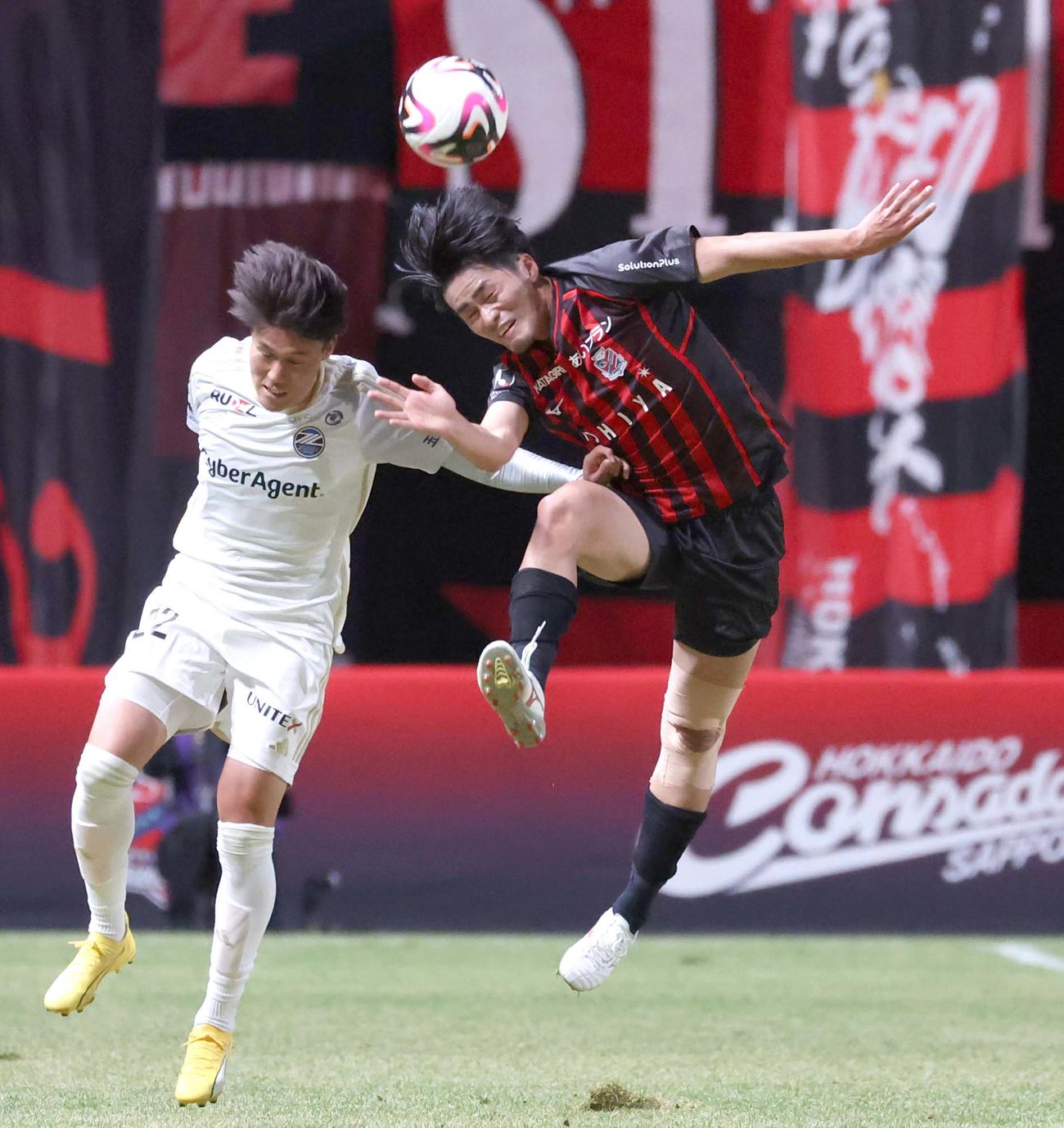 札幌対町田　前半、ヘディングで競り合う札幌馬場（右）（撮影・黒川智章）