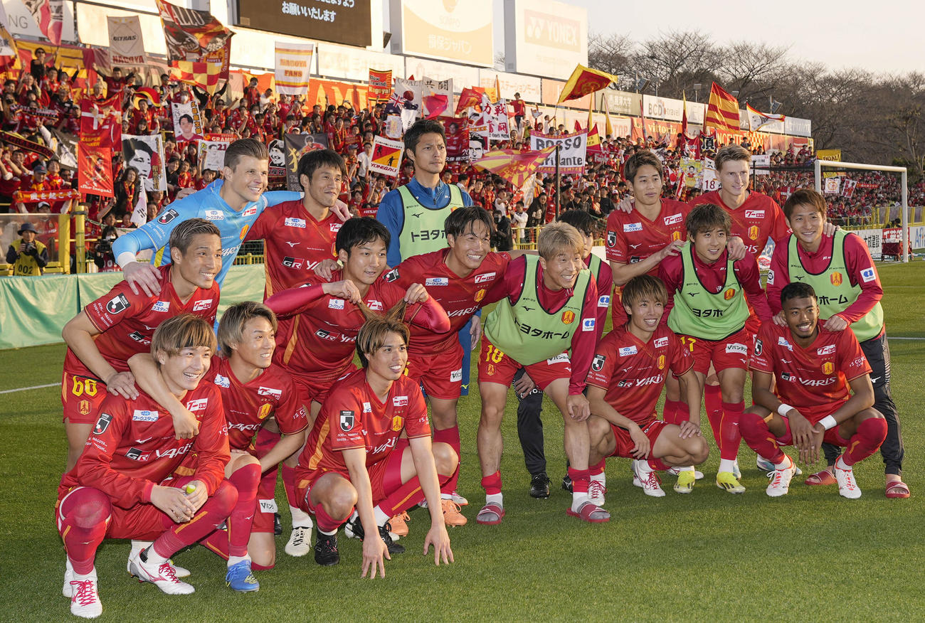 柏を破り今季初勝利を挙げ、サポーターと写真に納まる名古屋の選手たち（共同）