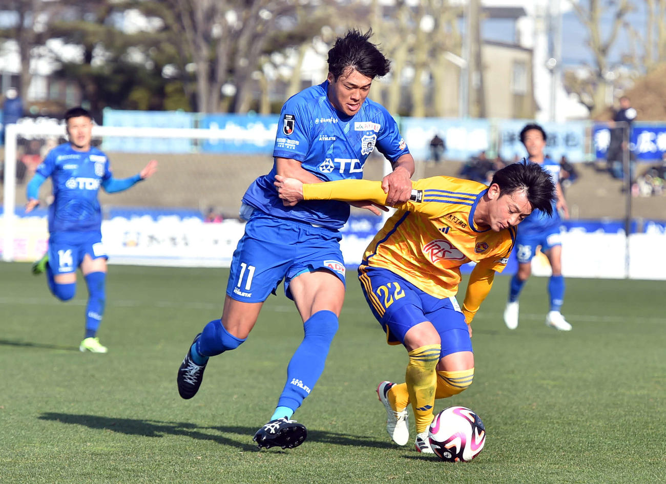 後半、激しく競り合う秋田FW梶谷（左）と仙台DF小出