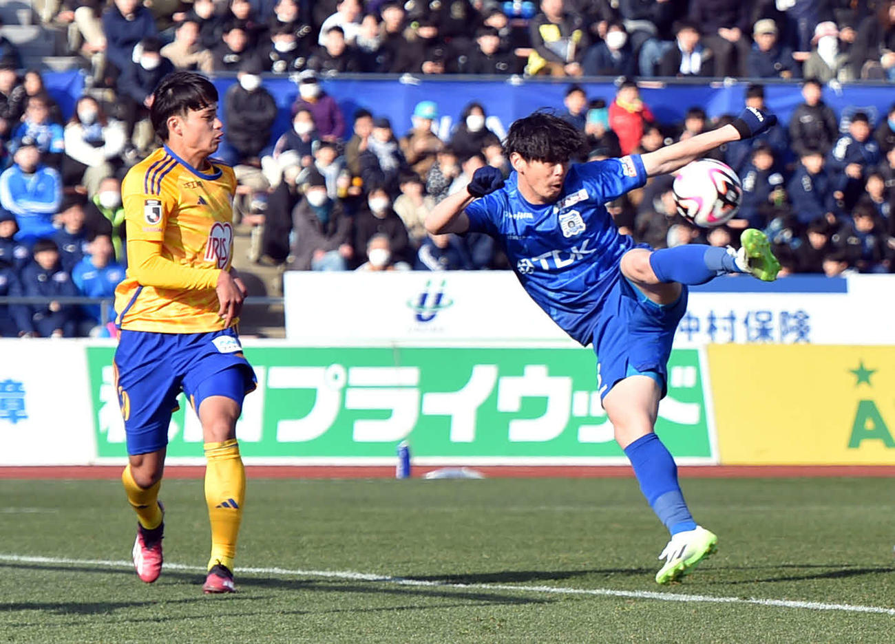 後半、シュートする秋田FW畑（右）