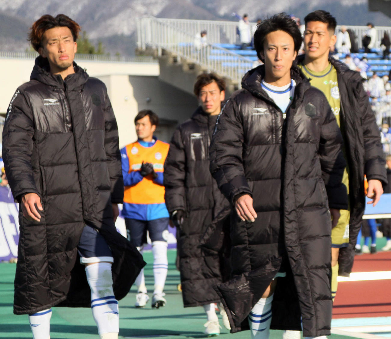 試合後、サポーターへあいさつに向かう山形イレブン（撮影・木村有優）