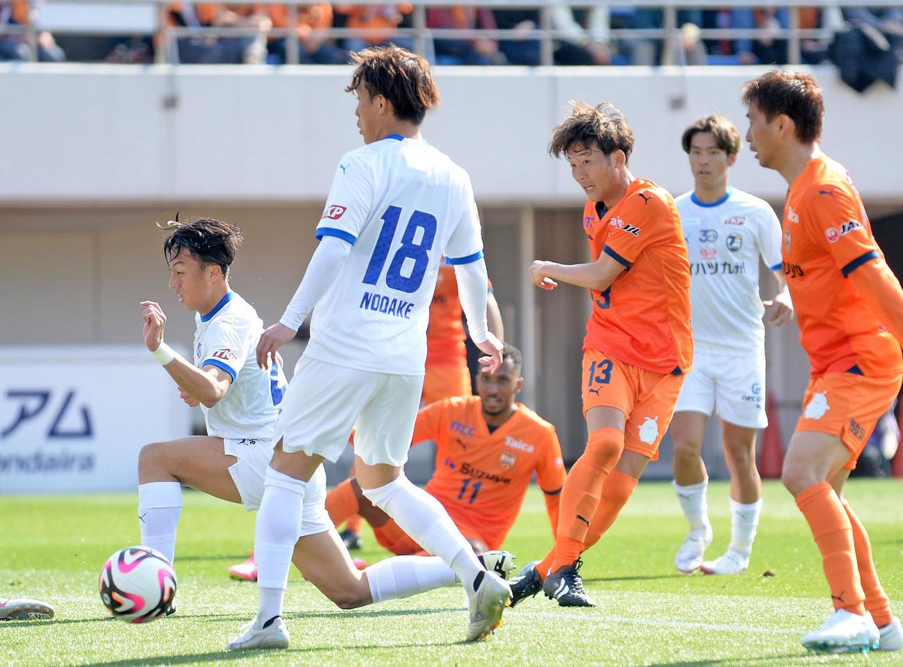 前半、先制点を決める清水宮本（右から3人目）