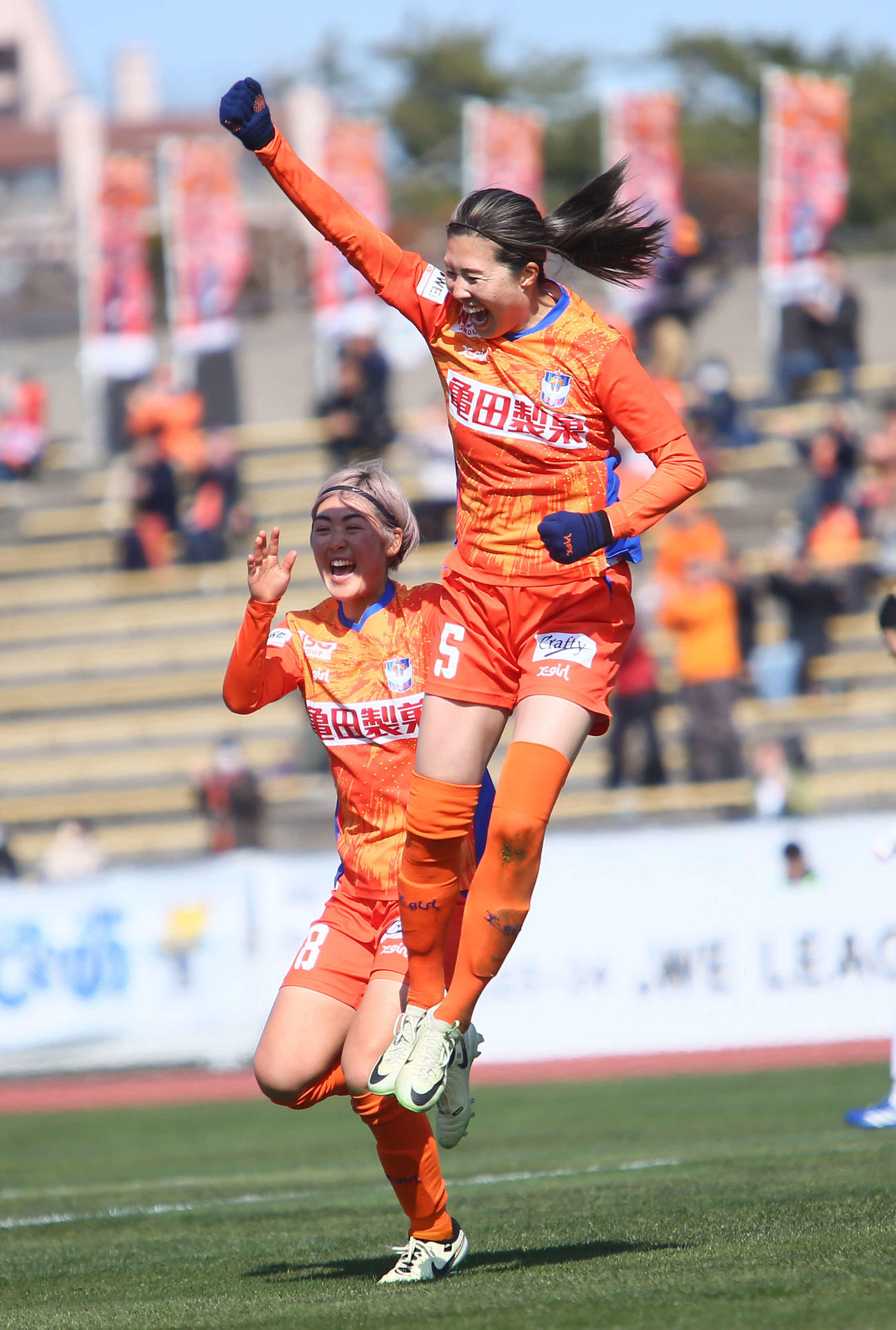 公式戦1183日ぶりのゴールに歓喜する新潟L・MF川村