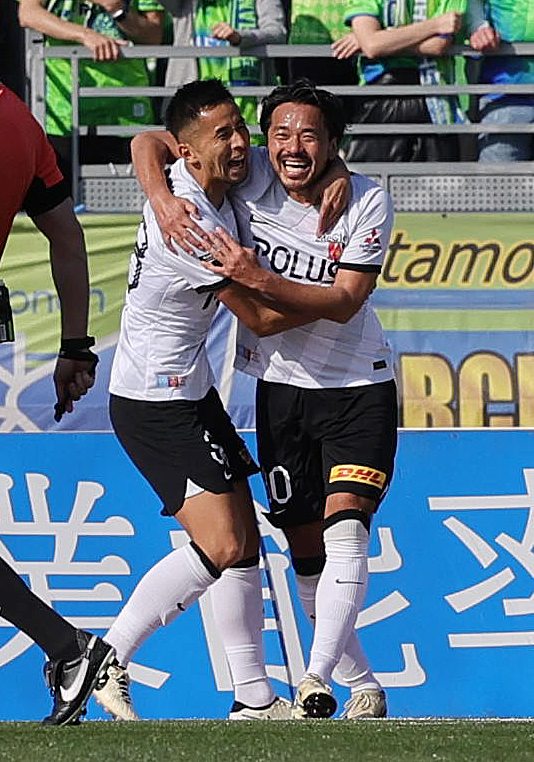 湘南対浦和　前半、先制ゴールを決め、前田（左）と喜ぶ浦和興梠（撮影・野上伸悟）