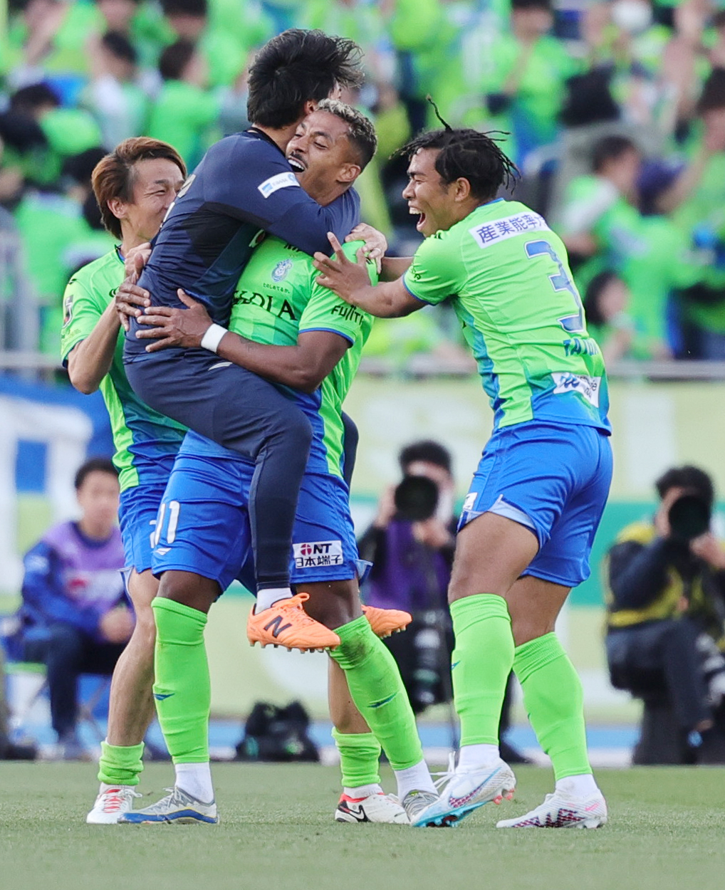湘南対浦和　後半、ゴールを決め喜ぶ湘南ルキアン（撮影・野上伸悟）