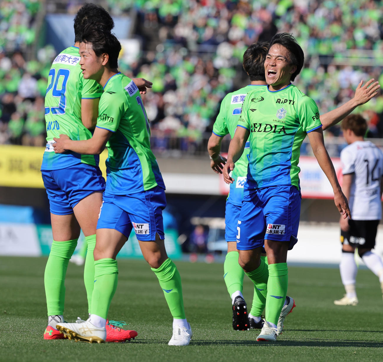 湘南対浦和　前半、ゴールを決めた湘南鈴木章（左端）を祝福する湘南田中（撮影・野上伸悟）