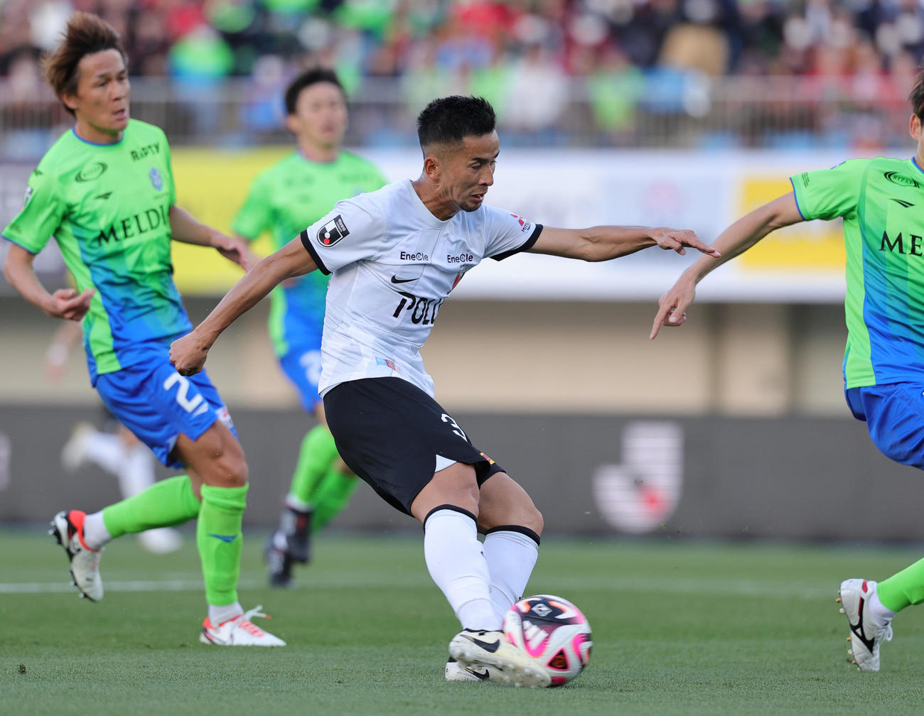 湘南対浦和　後半、ゴールを決める浦和前田（撮影・野上伸悟）