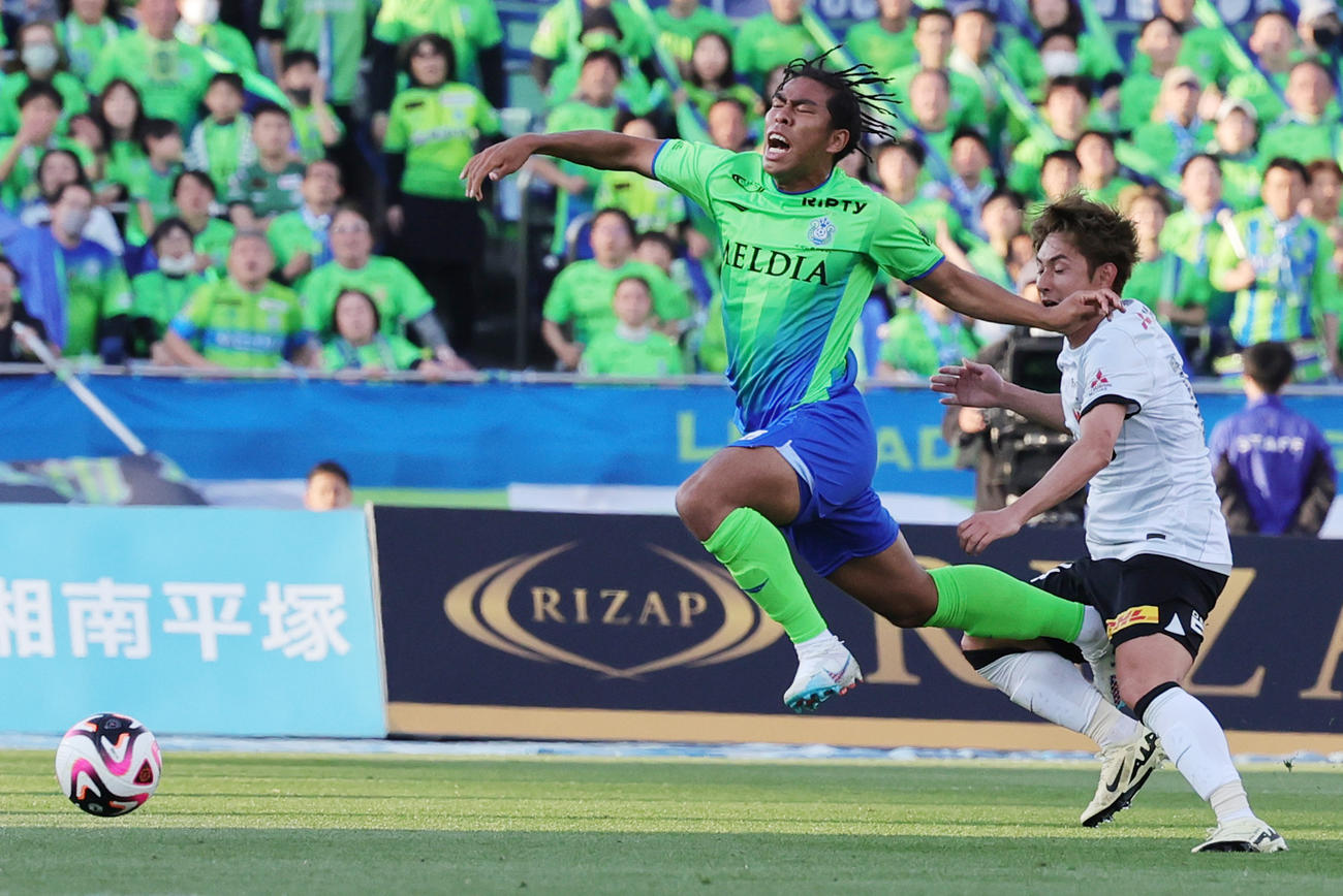 湘南対浦和　後半、浦和関根（右）と競りあう湘南畑（撮影・野上伸悟）