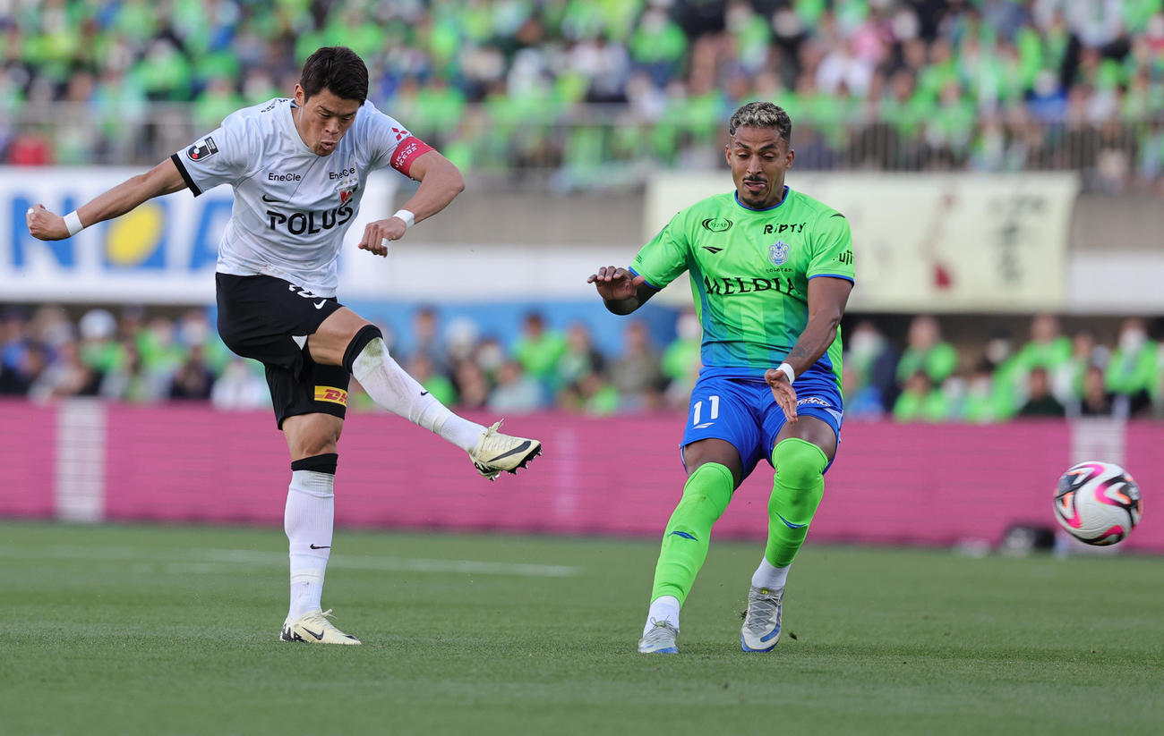 湘南対浦和　後半、シュートを放つ浦和酒井。右は湘南ルキアン（撮影・野上伸悟）