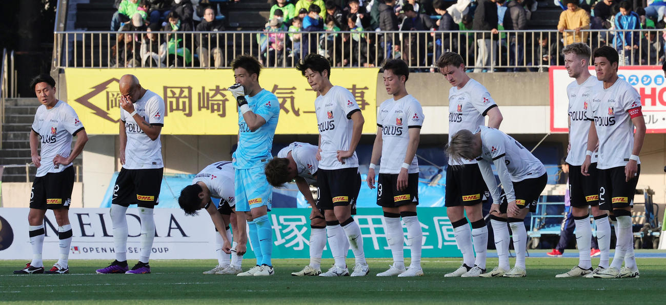 湘南対浦和　4－4の引き分けに終わりがっくりした様子の浦和イレブン（撮影・野上伸悟）