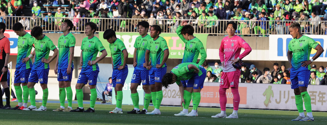 湘南対浦和　4－4の引き分けに終わりがっくりした様子の湘南イレブン（撮影・野上伸悟）