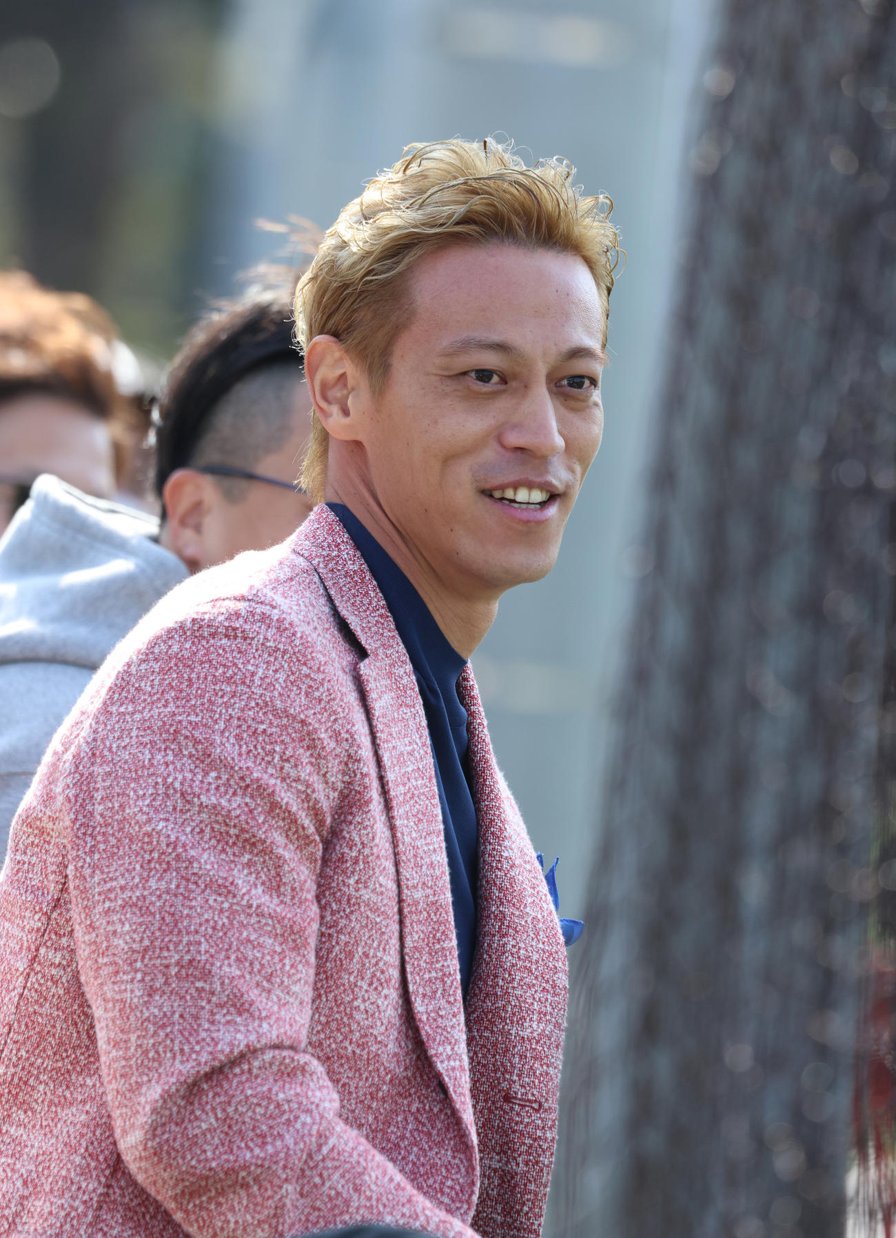 自身が発起人のチームEDO ALL UNITEDの試合を観戦する本田圭佑（撮影・中島郁夫）