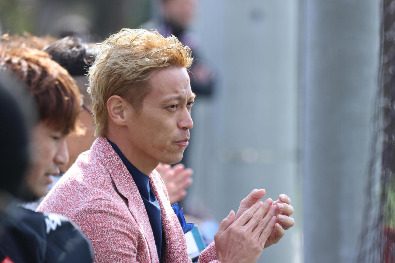自身が発起人のチームEDO ALL UNITEDの試合を観戦する本田圭佑（撮影・中島郁夫）